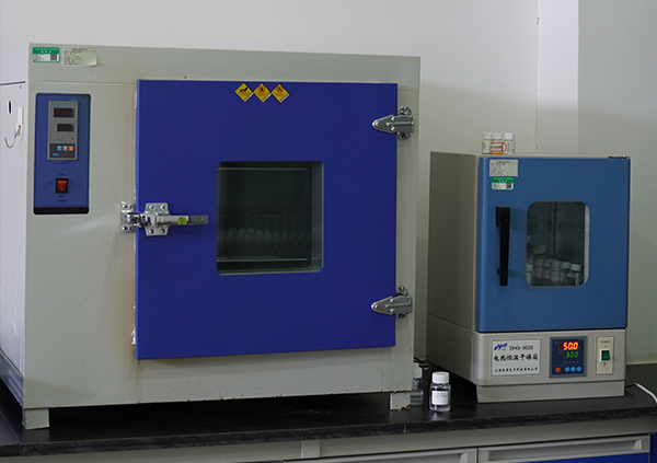 电热恒温干燥箱2